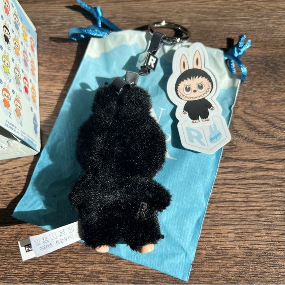 Letter R - THE MONSTERS Pin for Love Series-Vinyl Plush Pendant Blind Box (N-Z) - Picture 3 of 9